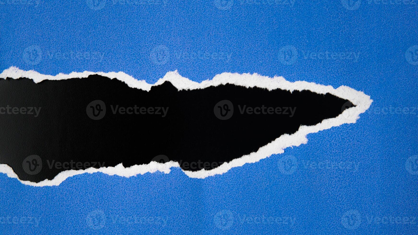 rasgado azul papel Folha isolado em Preto fundo foto