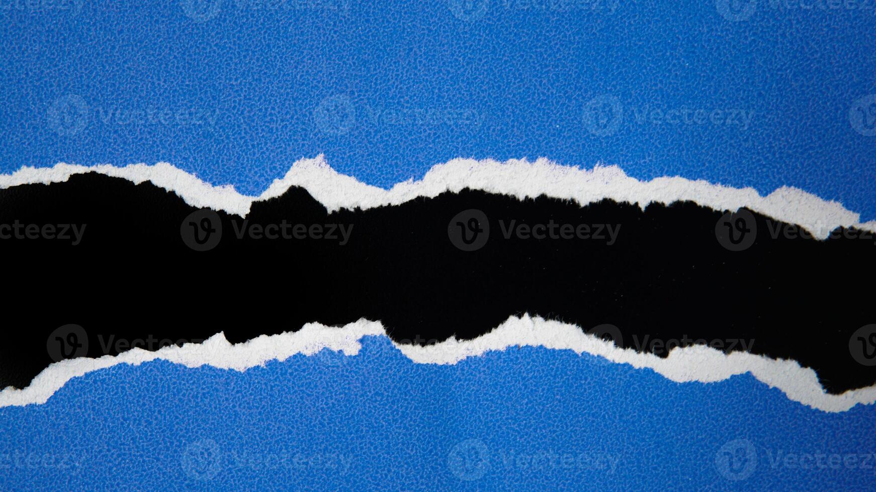 rasgado azul papel Folha isolado em Preto fundo foto