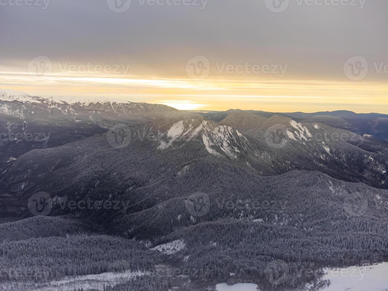 Visão do a inverno pôr do sol e coberto de neve montanhas dentro sochi foto