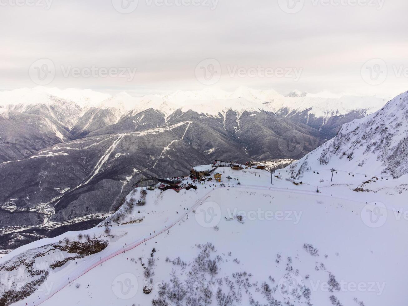 uma Visão do a krasnaya polyana esqui recorrer e a Nevado montanha paisagens foto