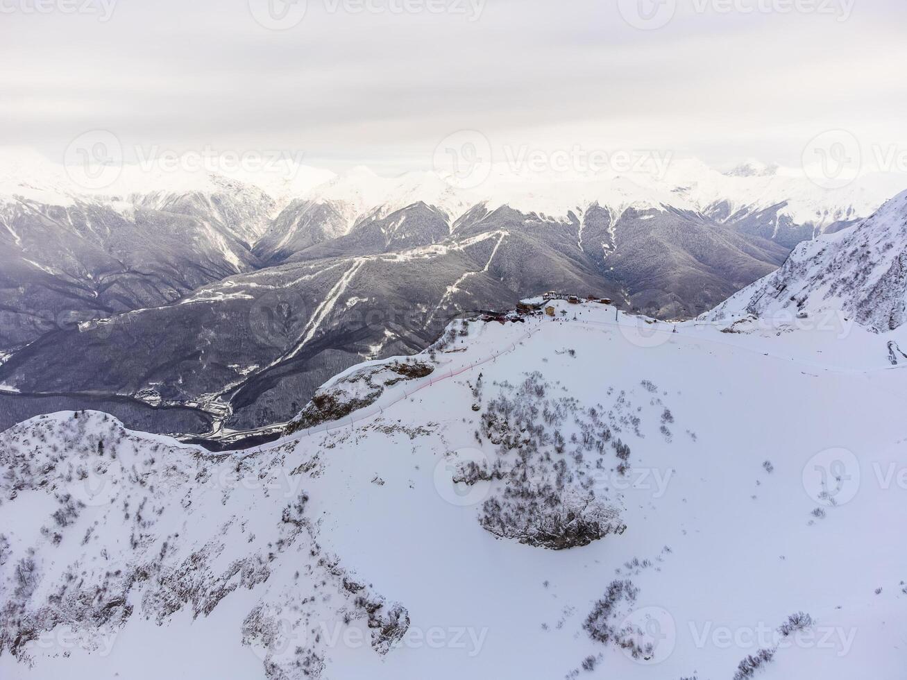 uma Visão do a krasnaya polyana esqui recorrer e a Nevado montanha paisagens foto