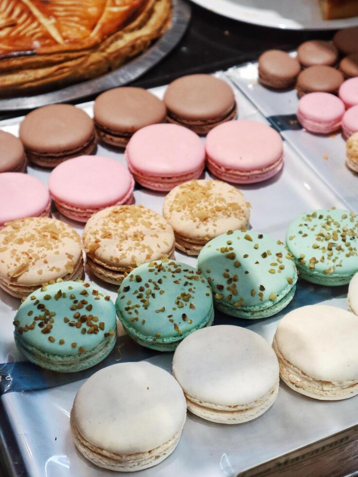 mão fez francês macarons doces em uma cafeteria confeitaria exibição foto