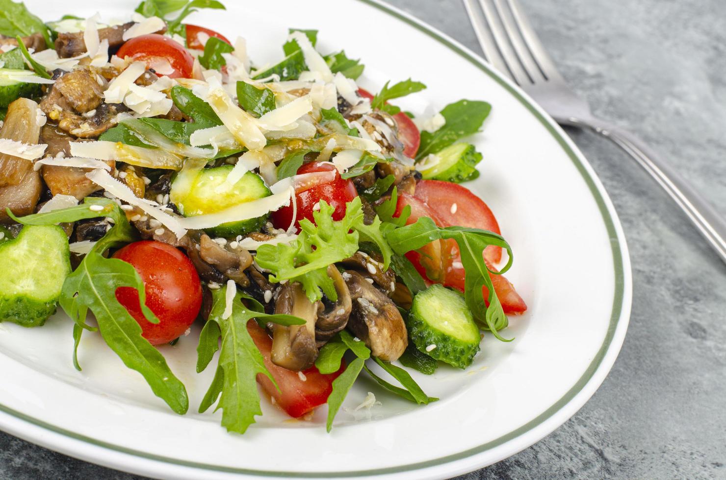salada de legumes fresca com cogumelos e queijo. estilo de vida saudável. foto de estúdio