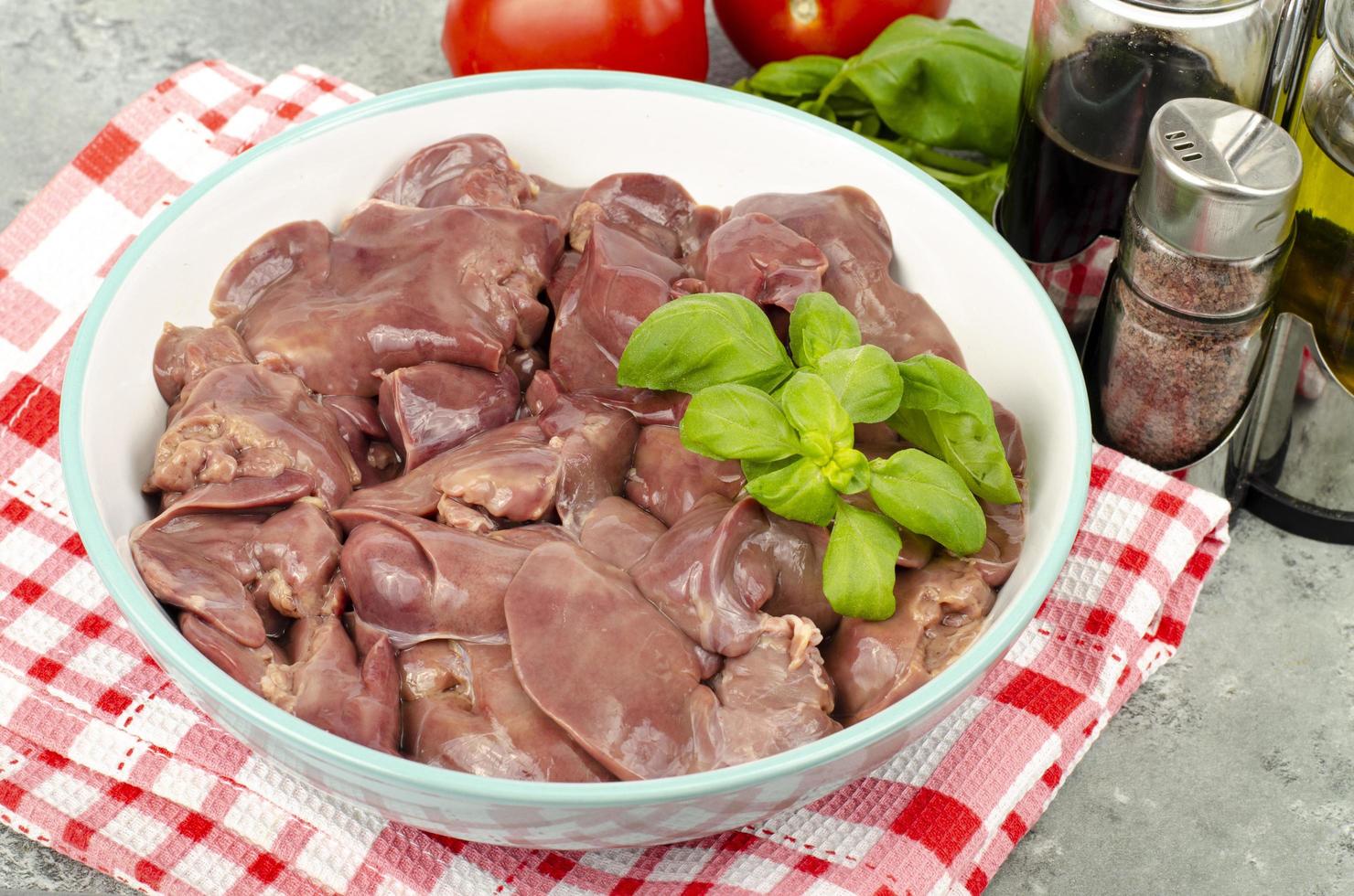 fígado de frango cru para cozinhar. foto de estúdio.