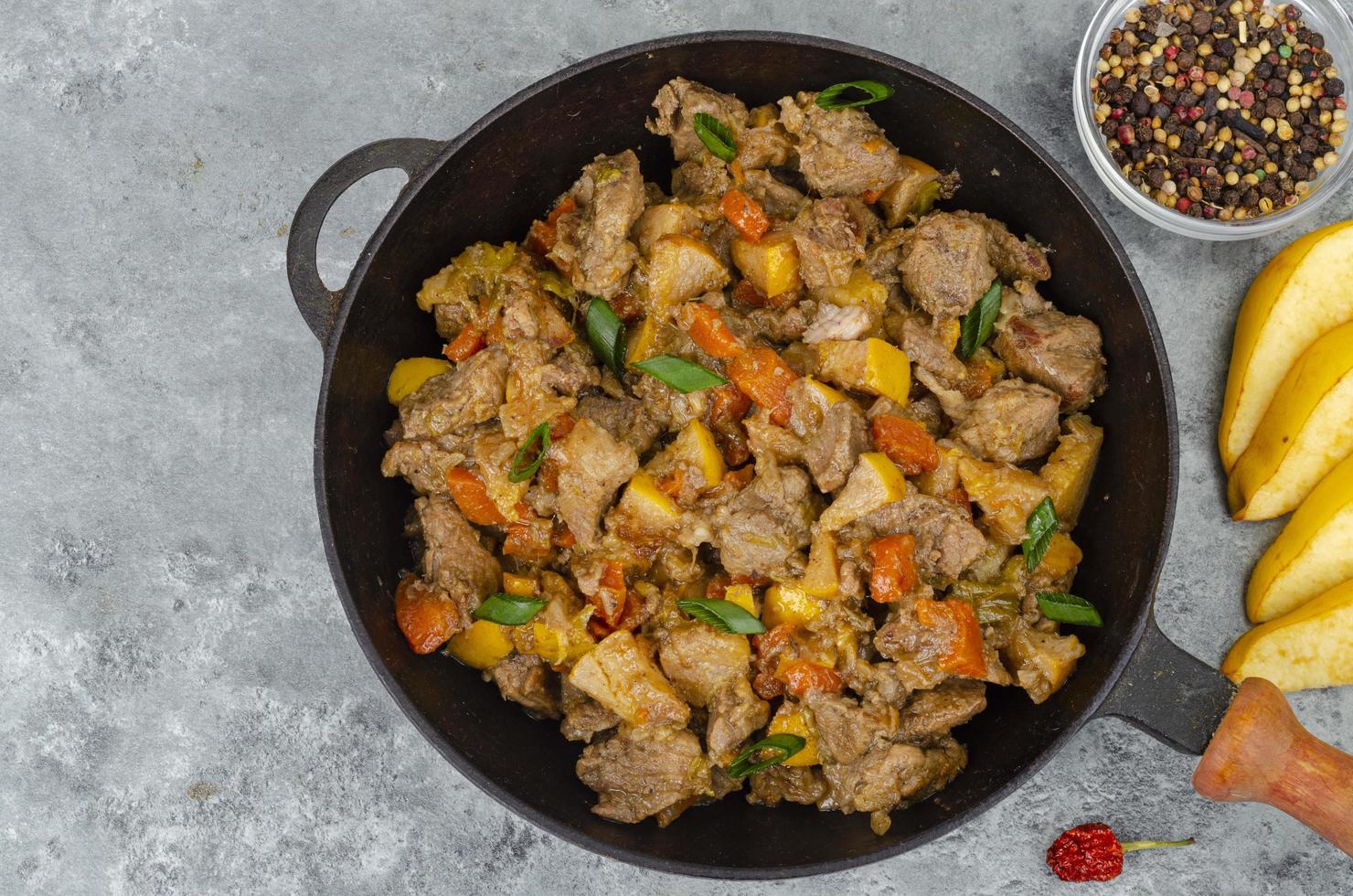 frigideira com guisado, marmelo e legumes. foto de estúdio