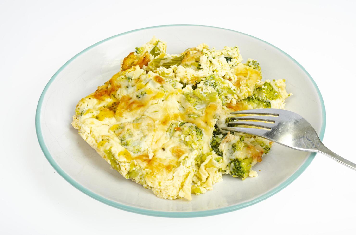omelete com brócolis, comida saudável. foto de estúdio