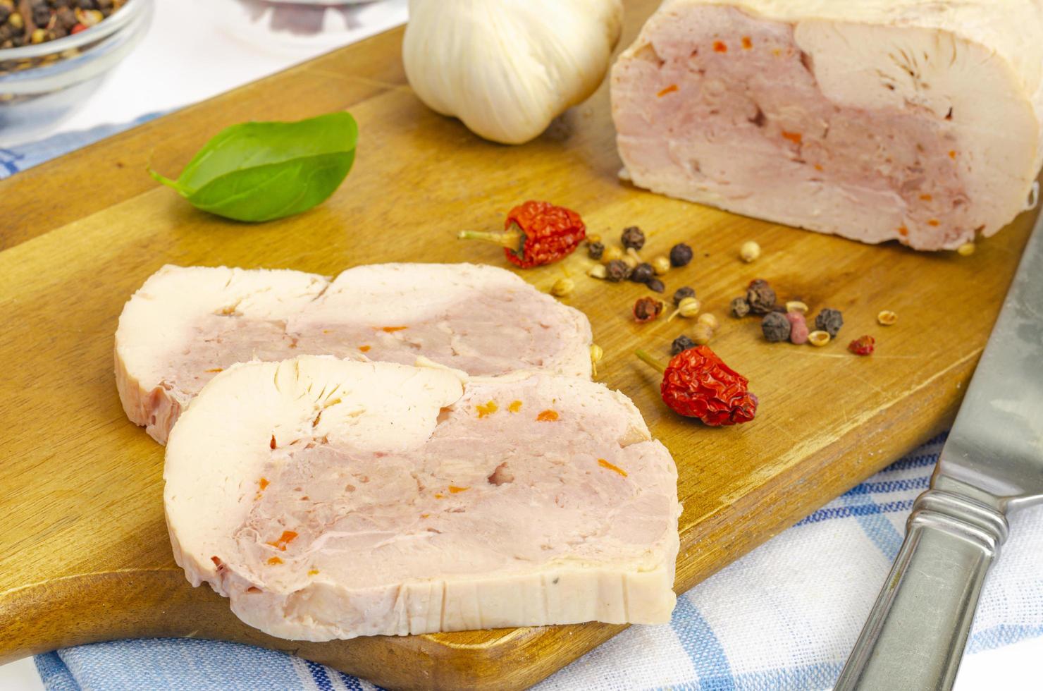 Rolo de carne de filé de frango caseiro com vegetais e temperos foto