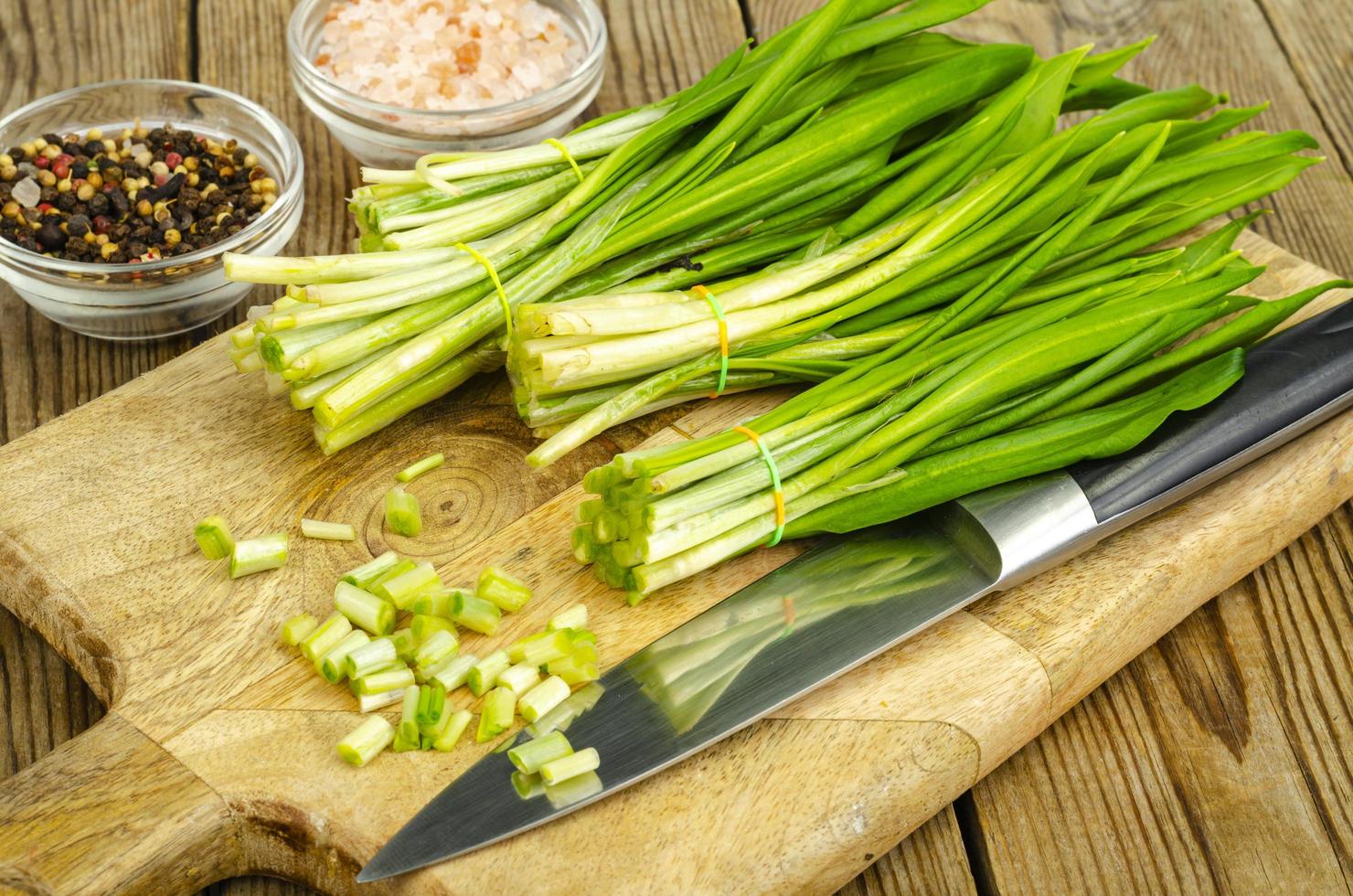 brotos verdes de allium ursinum. foto