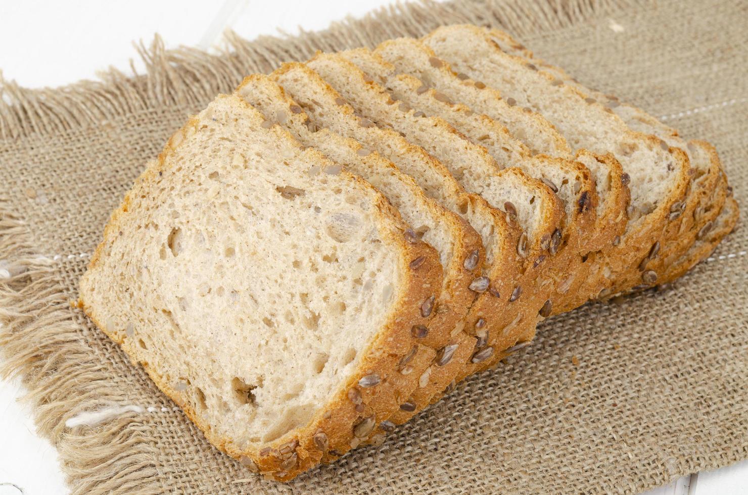 pão integral fatiado com sementes de girassol, formato quadrado. foto de estúdio
