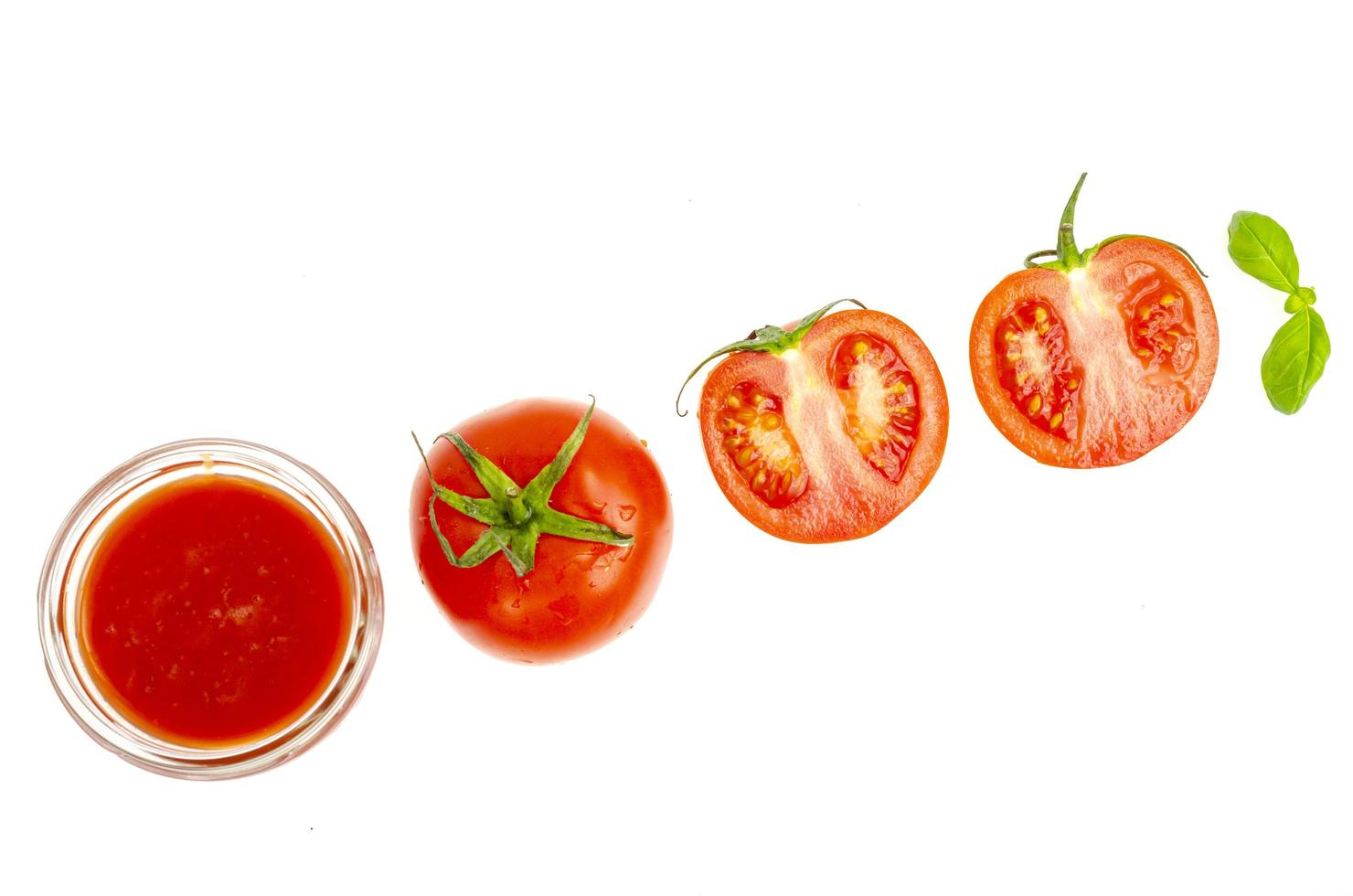 copo de suco de tomate natural, tomates vermelhos frescos em fundo branco. foto