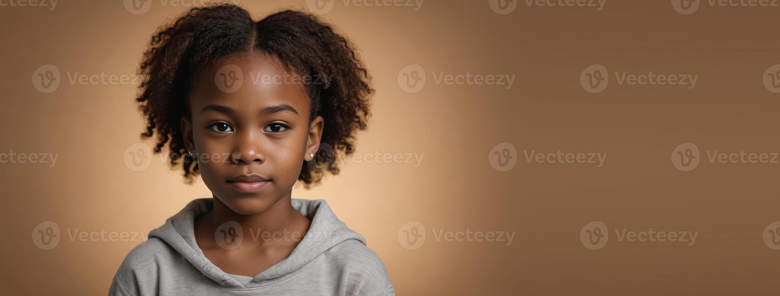 a africano americano juvenil menina isolado em uma âmbar fundo com cópia de espaço. foto