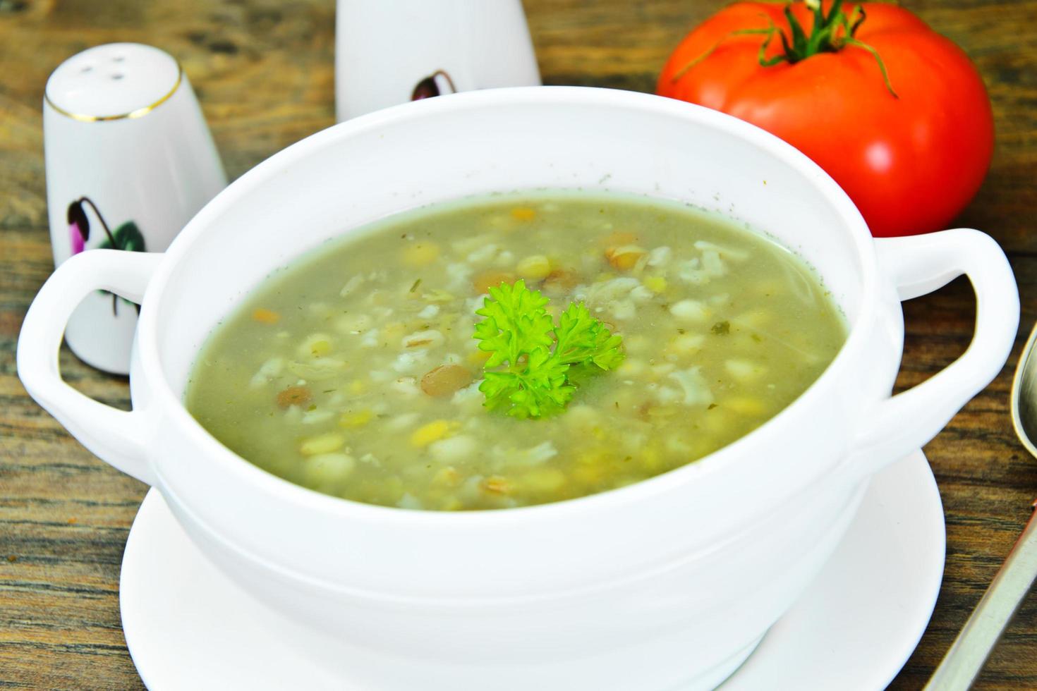 a sopa de lentilhas, ervilhas, grão de bico, arroz, cevada, vegetais secos foto