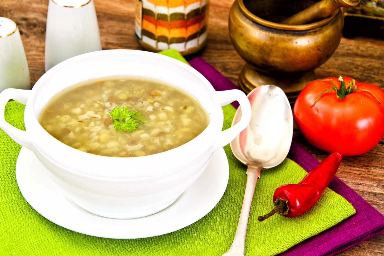 a sopa de lentilhas, ervilhas, grão de bico, arroz, cevada, vegetais secos foto