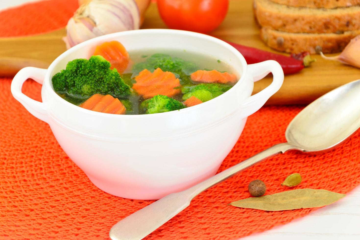 caldo de galinha com brócolis e cenoura foto