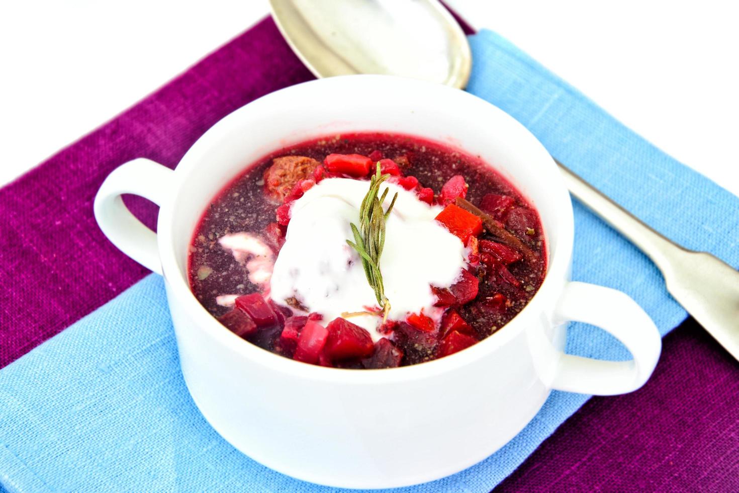 comida saudável. sopa com beterraba, vagem e legumes foto