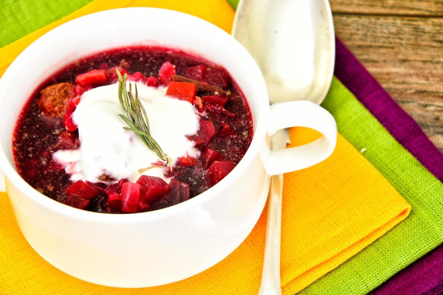 comida saudável. sopa com beterraba, vagem e legumes foto