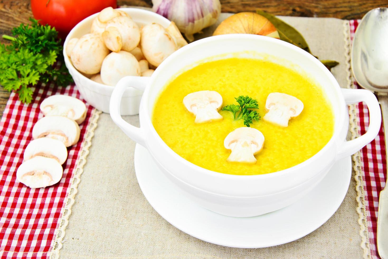 purê de sopa de creme de abobrinha com cogumelos foto