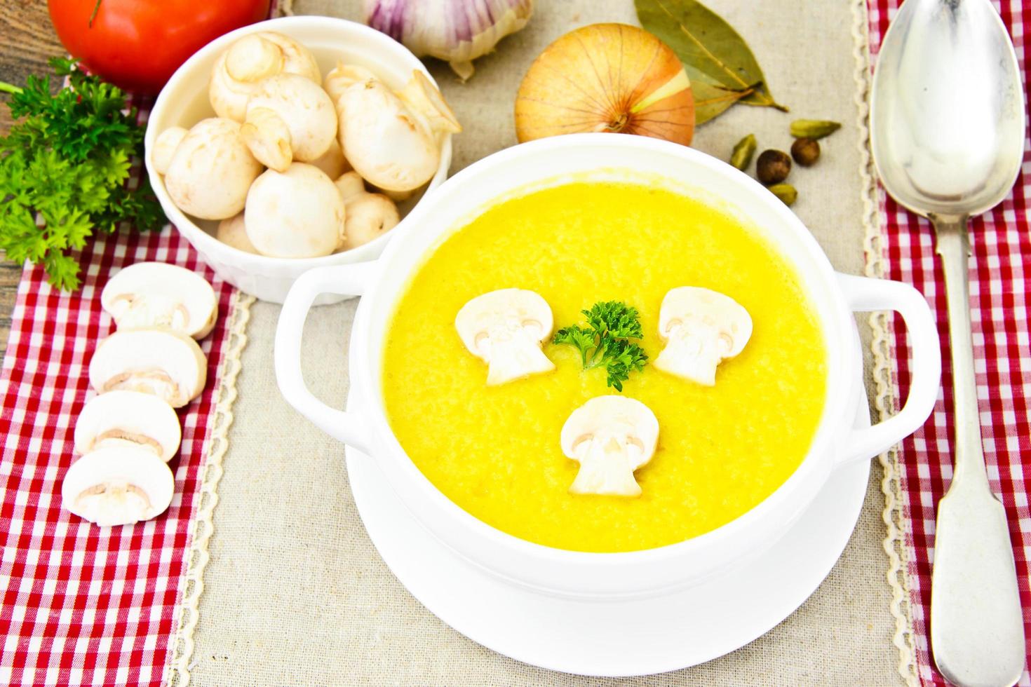 purê de sopa de creme de abobrinha com cogumelos foto