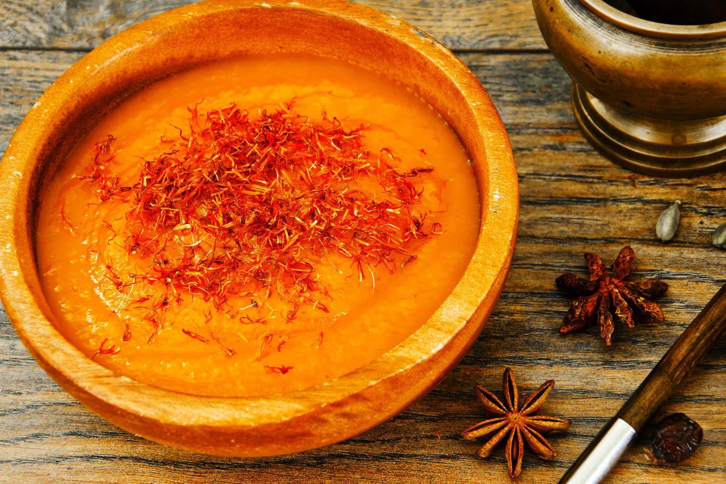 sopa de creme de cenoura com comida diet de açafrão foto