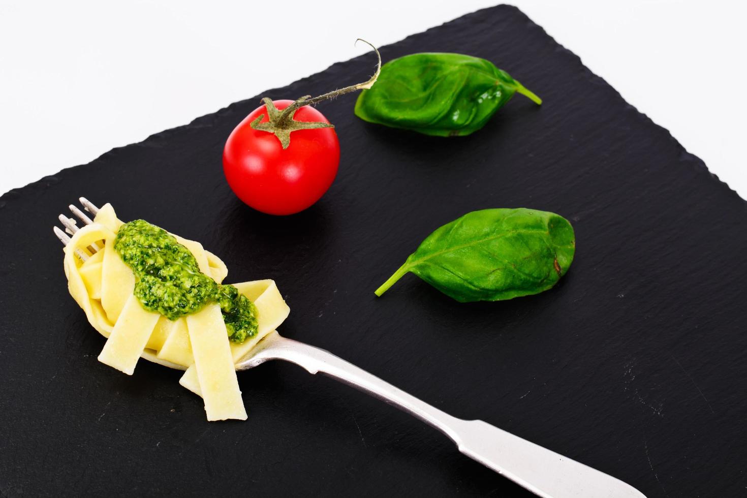 fettuccine e tagliatelle com pesto de manjericão foto