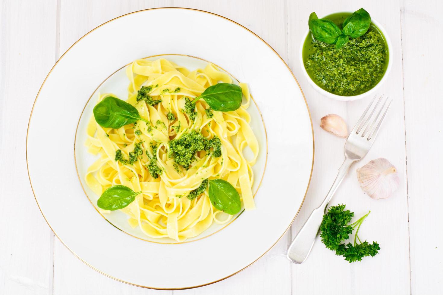 fettuccine e tagliatelle com pesto de manjericão foto