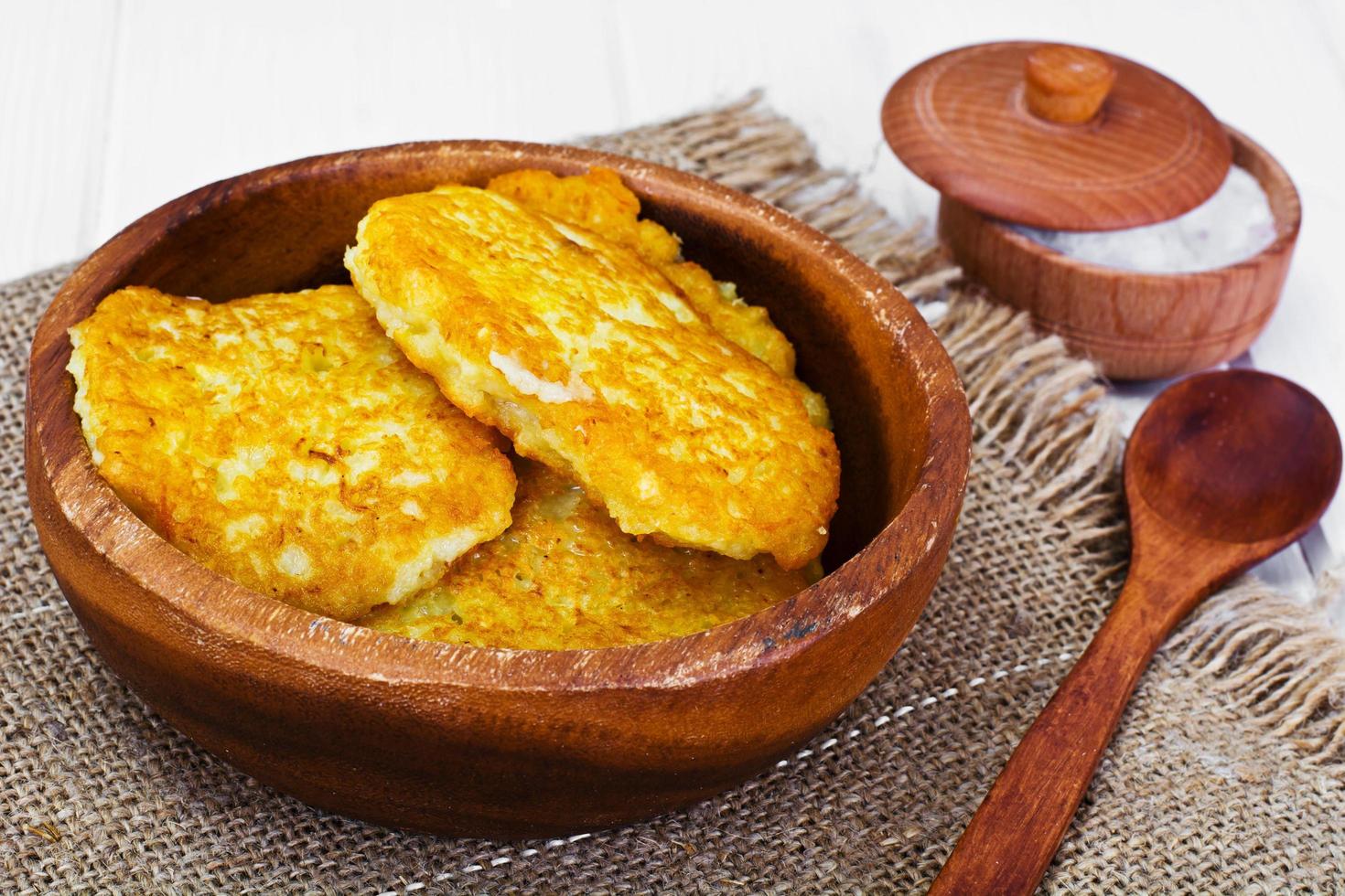 panquecas de batata frita. cozinha bielorrussa e alemã foto