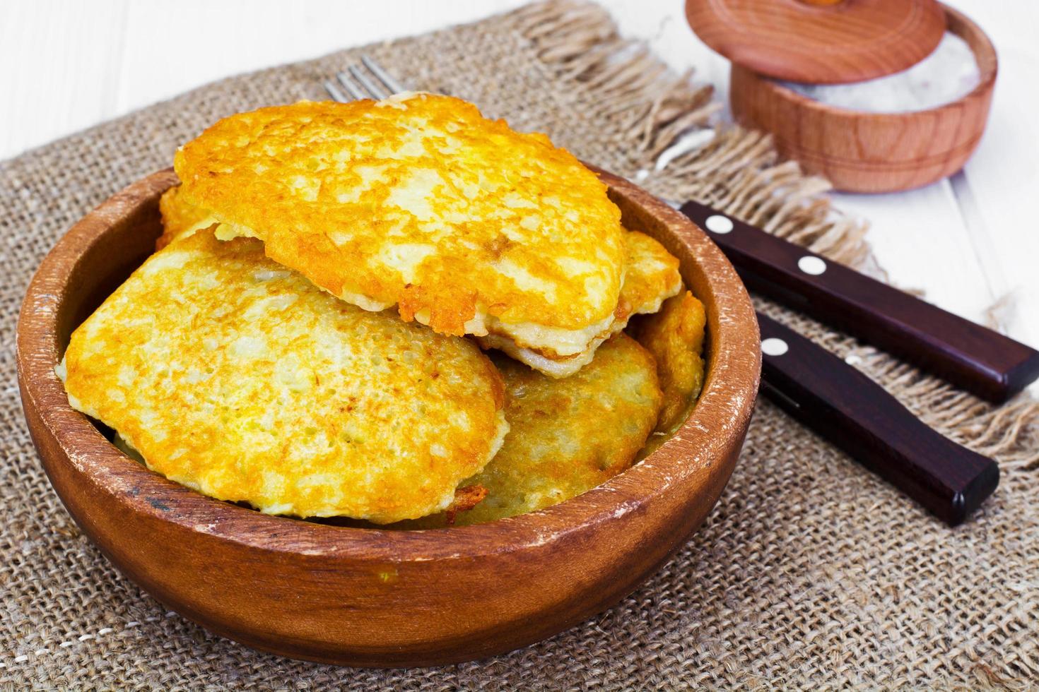 panquecas de batata frita. cozinha bielorrussa e alemã foto