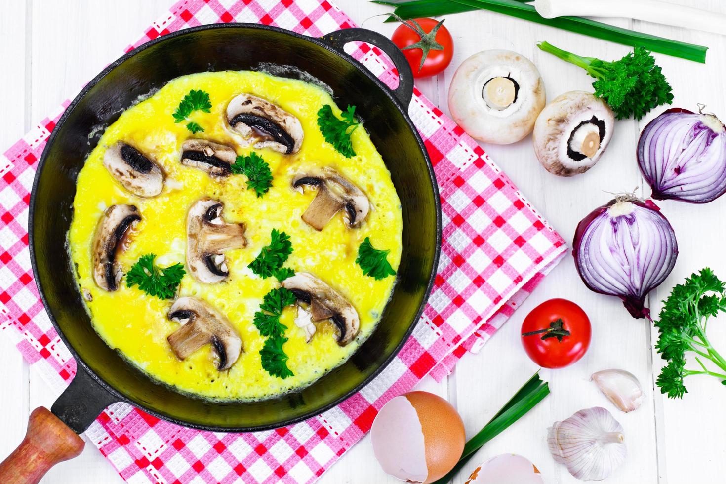 alimentos saudáveis e dietéticos. ovos mexidos com cogumelos foto