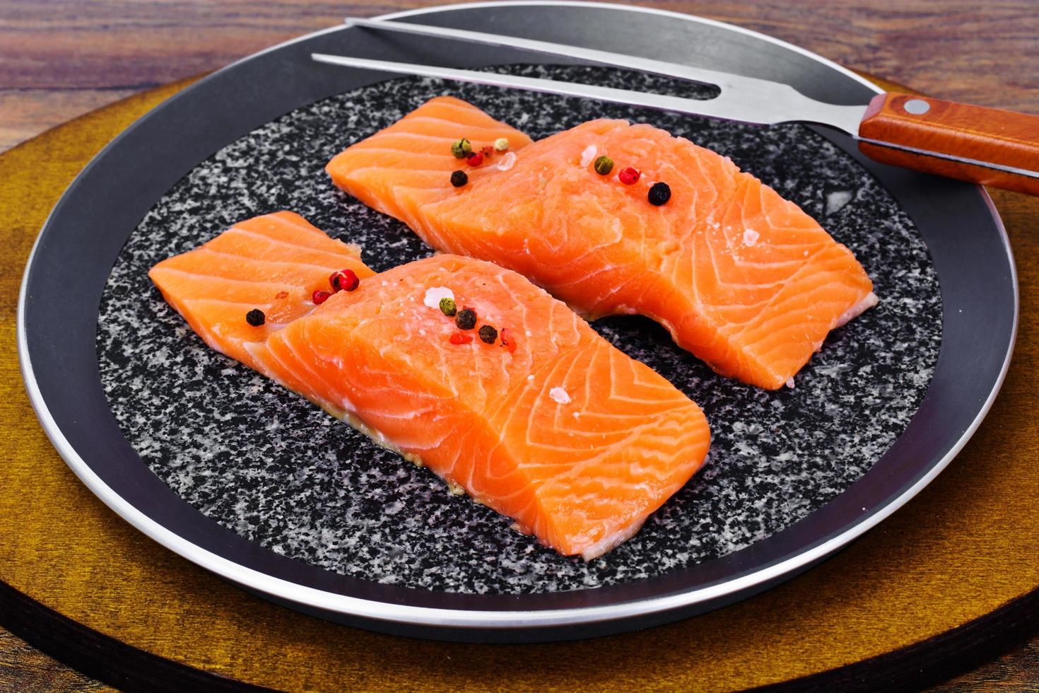 salmão fresco no prato foto