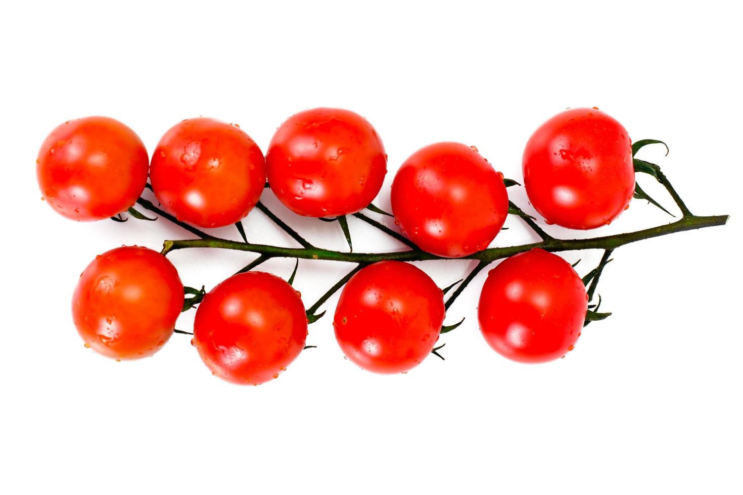 tomates vermelhos isolados em um fundo branco foto