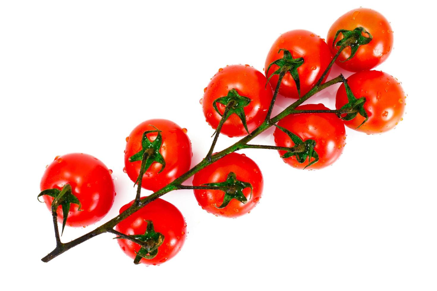 tomates vermelhos isolados em um fundo branco foto