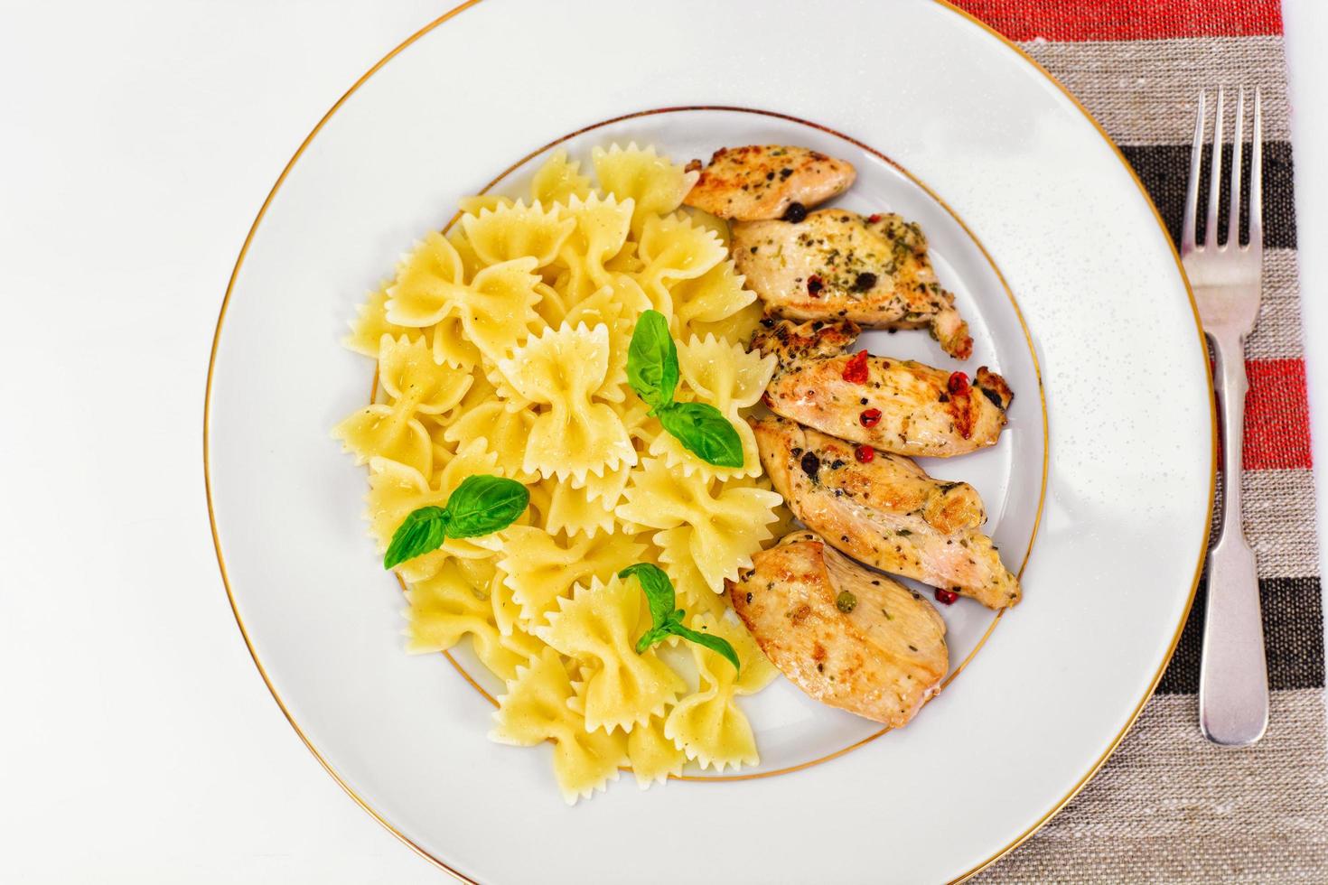 filé de frango grelhado com laços de macarrão foto