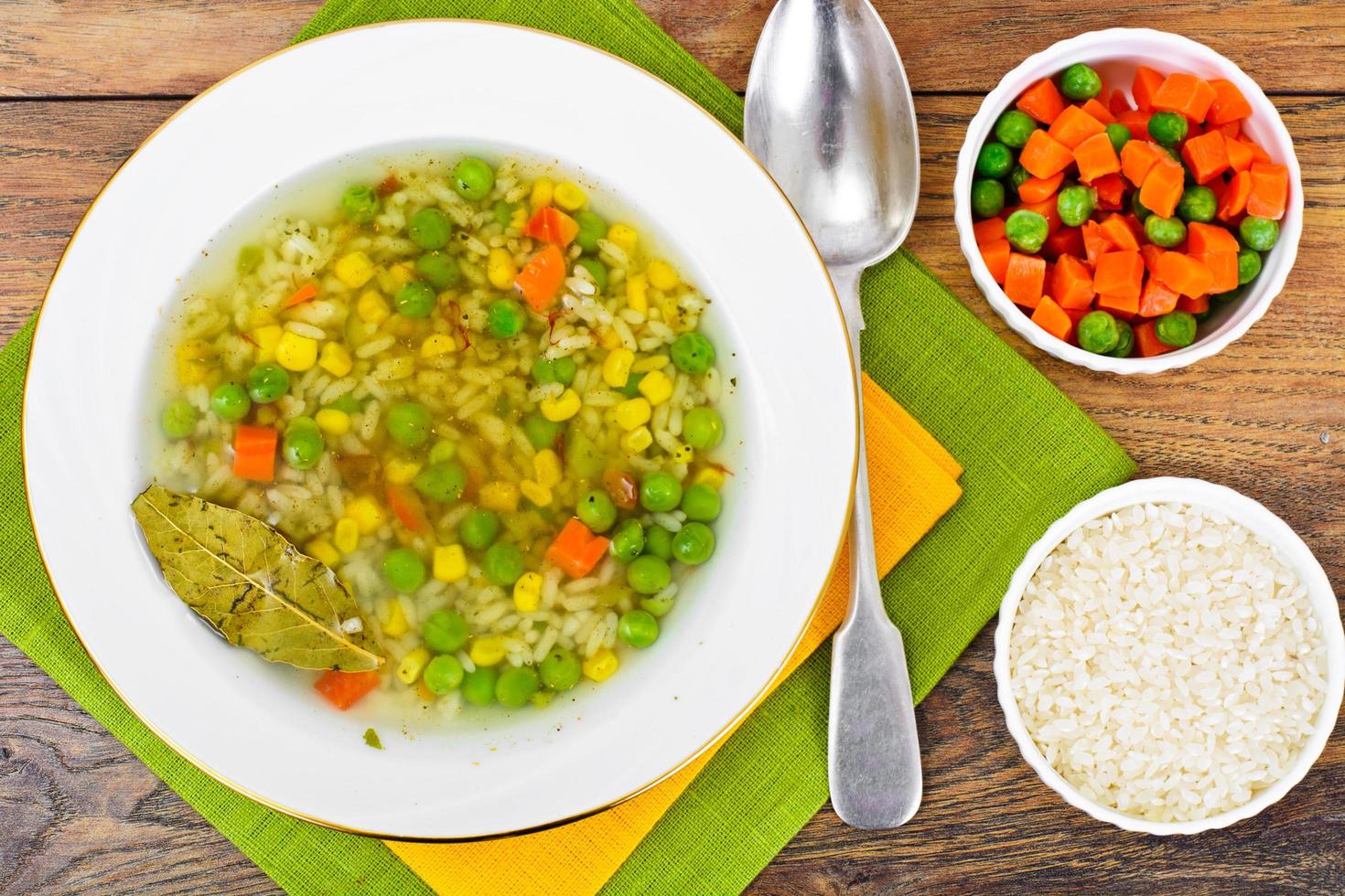 sopa com caldo de galinha. arroz e vegetais foto