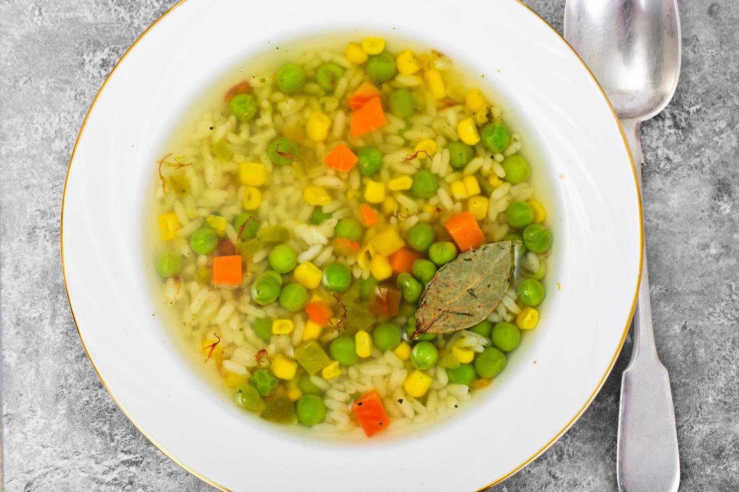 sopa com caldo de galinha. arroz e vegetais foto