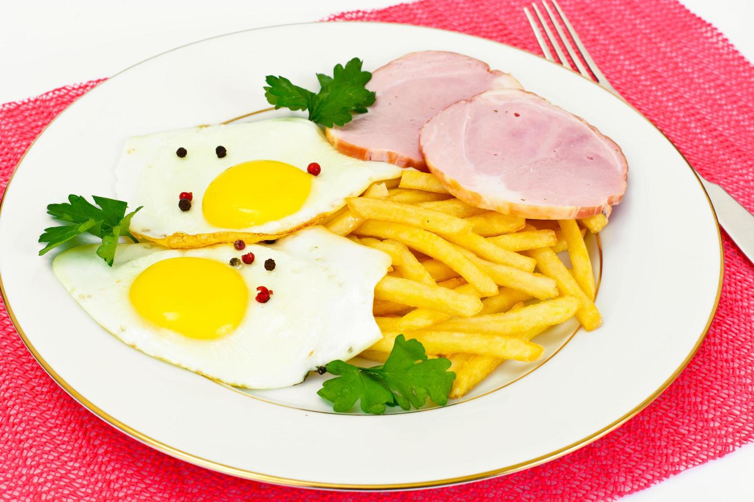 Batatas fritas com ovos mexidos, presunto, ketchup foto