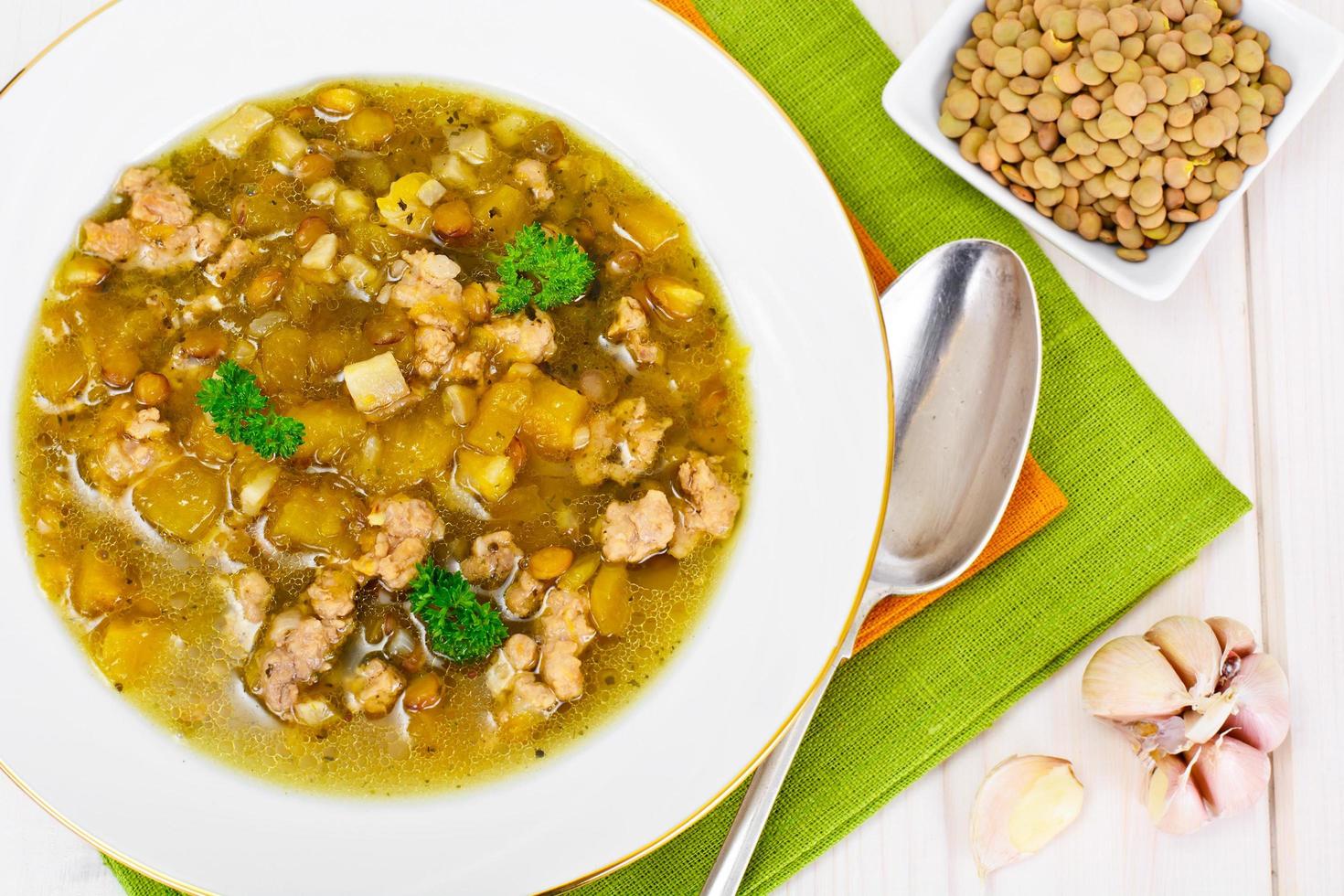 sopa de lentilha com carne picada, raiz de aipo, abóbora, cebola foto