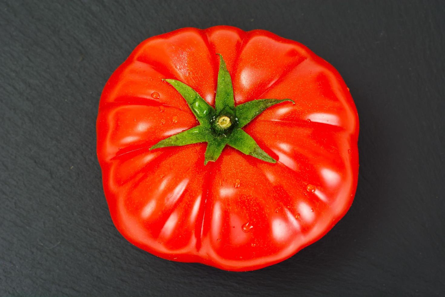 tomates vermelhos isolados em um fundo branco foto