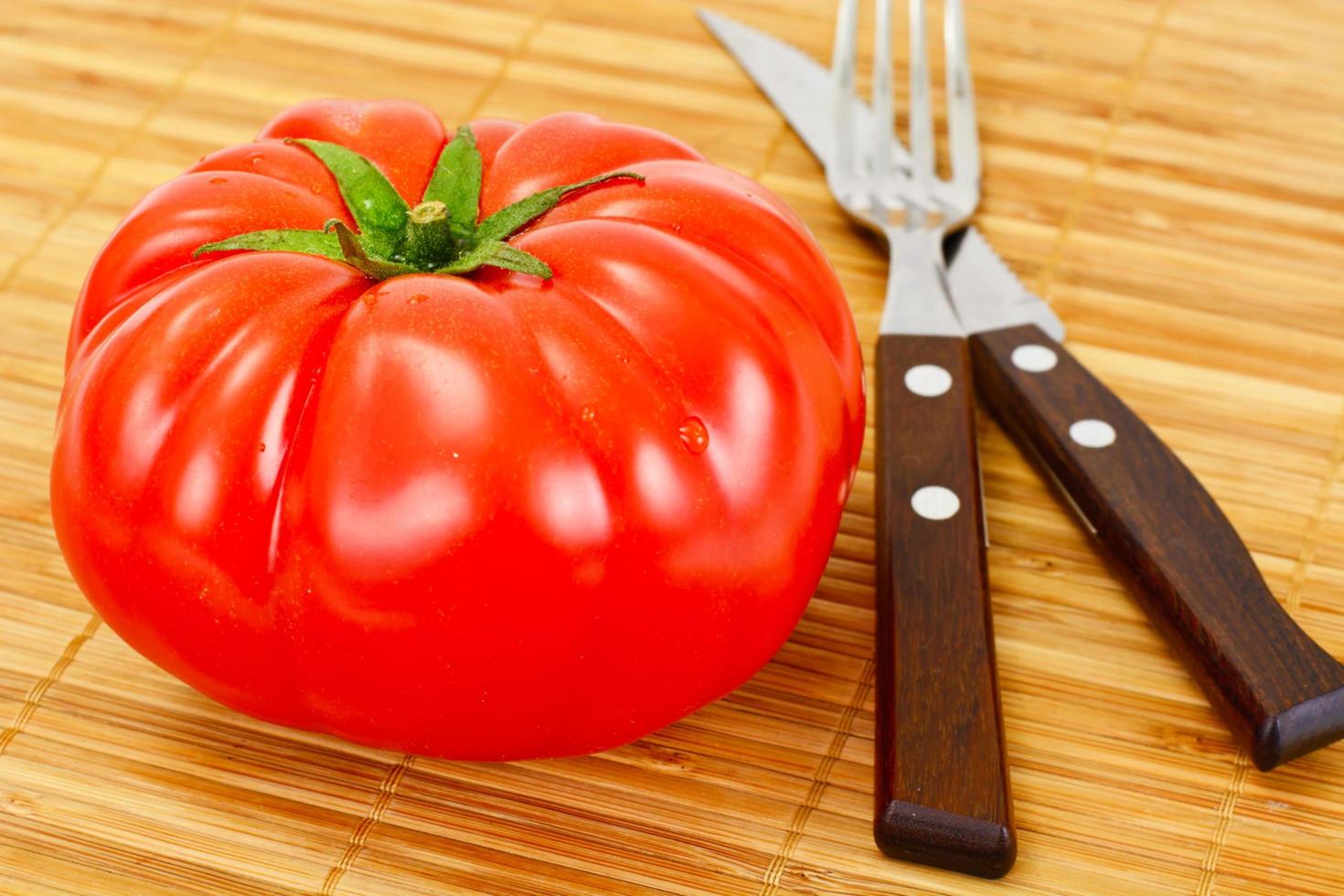 tomates vermelhos isolados em um fundo branco foto