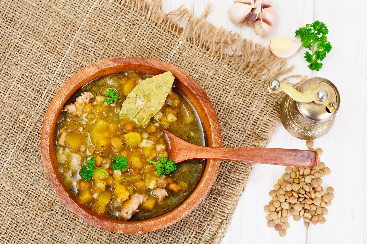 sopa de lentilha com carne picada, raiz de aipo, abóbora, cebola foto