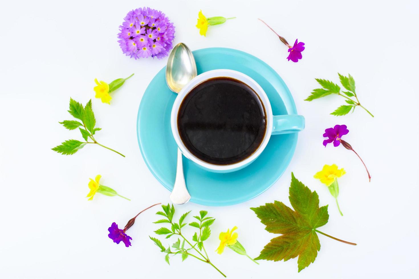 café em uma xícara retro azul com flores foto
