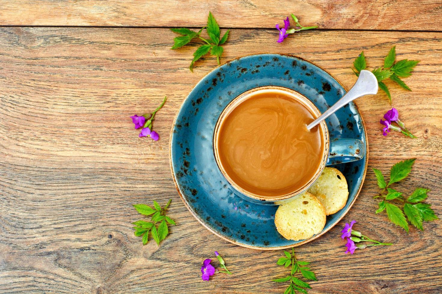 café em uma xícara retro azul com flores foto