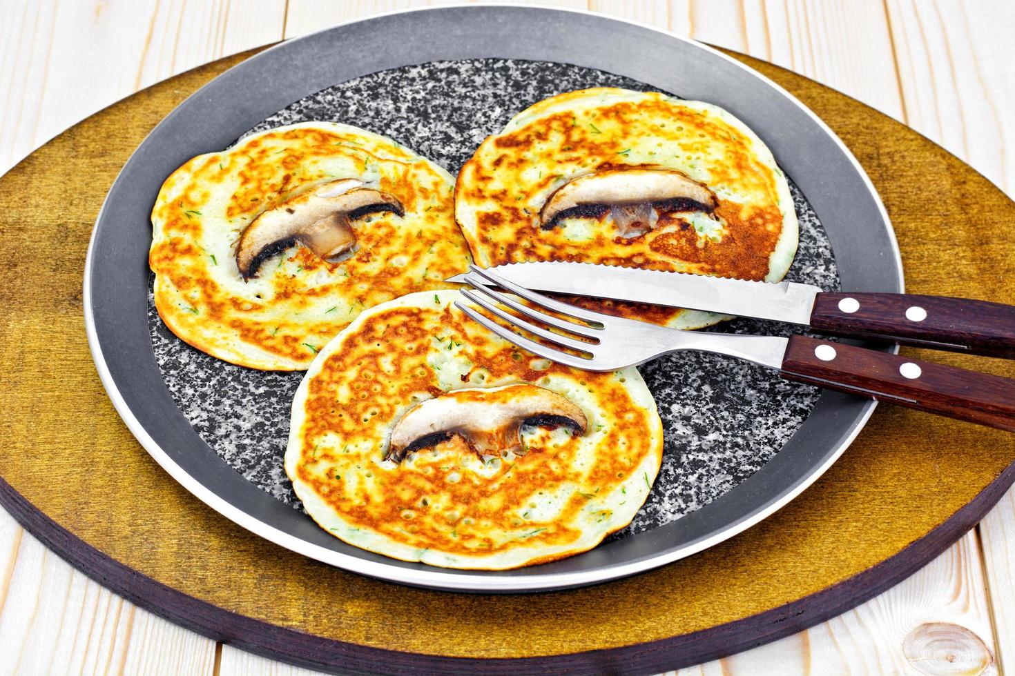 pilha de panquecas saborosas com cogumelos foto