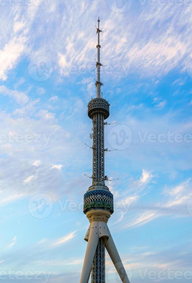 Tashkent televisão torre dentro uzbequistão em uma pôr do sol nublado céu fundo. foto