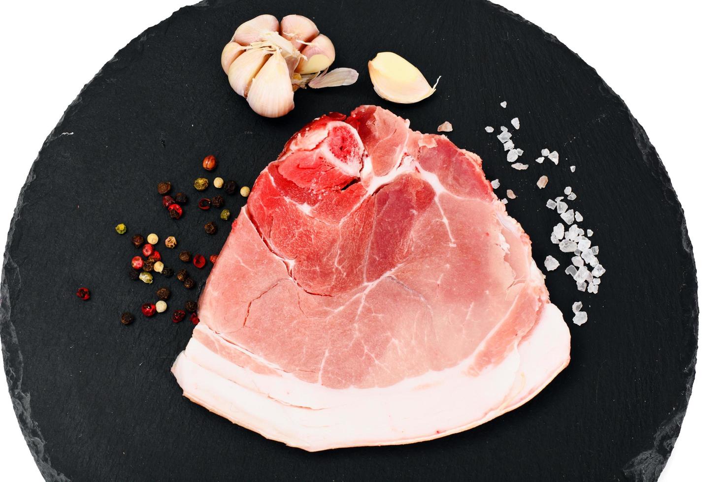 pedaço de carne de porco crua fresca, carne isolada no fundo branco foto