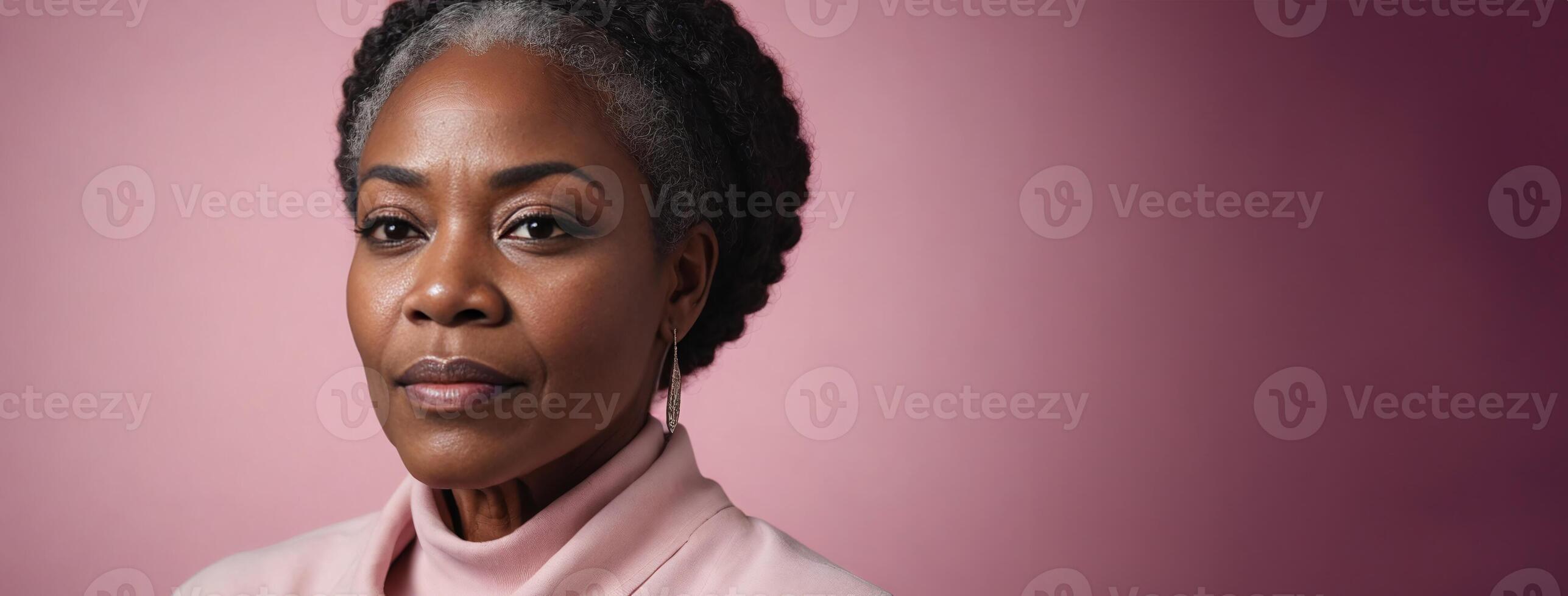 africano americano anos 60 idosos mulher isolado em uma Rosa fundo com cópia de espaço. foto