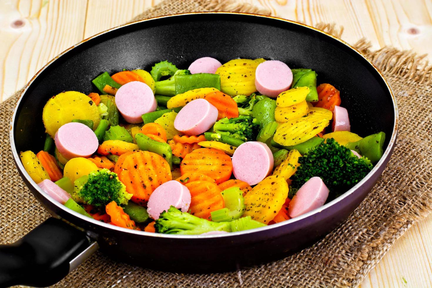 legumes cozidos no vapor, batatas, cenouras e brócolis com salsichas foto
