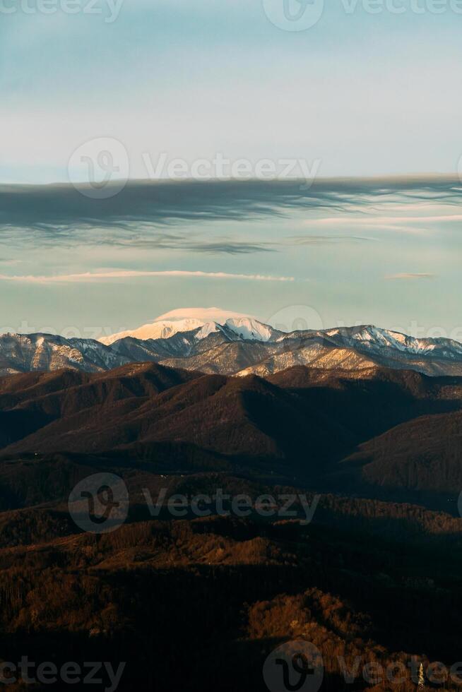 montar Akhun torre ofertas deslumbrante Visualizações do montanhas e outono panorama. foto