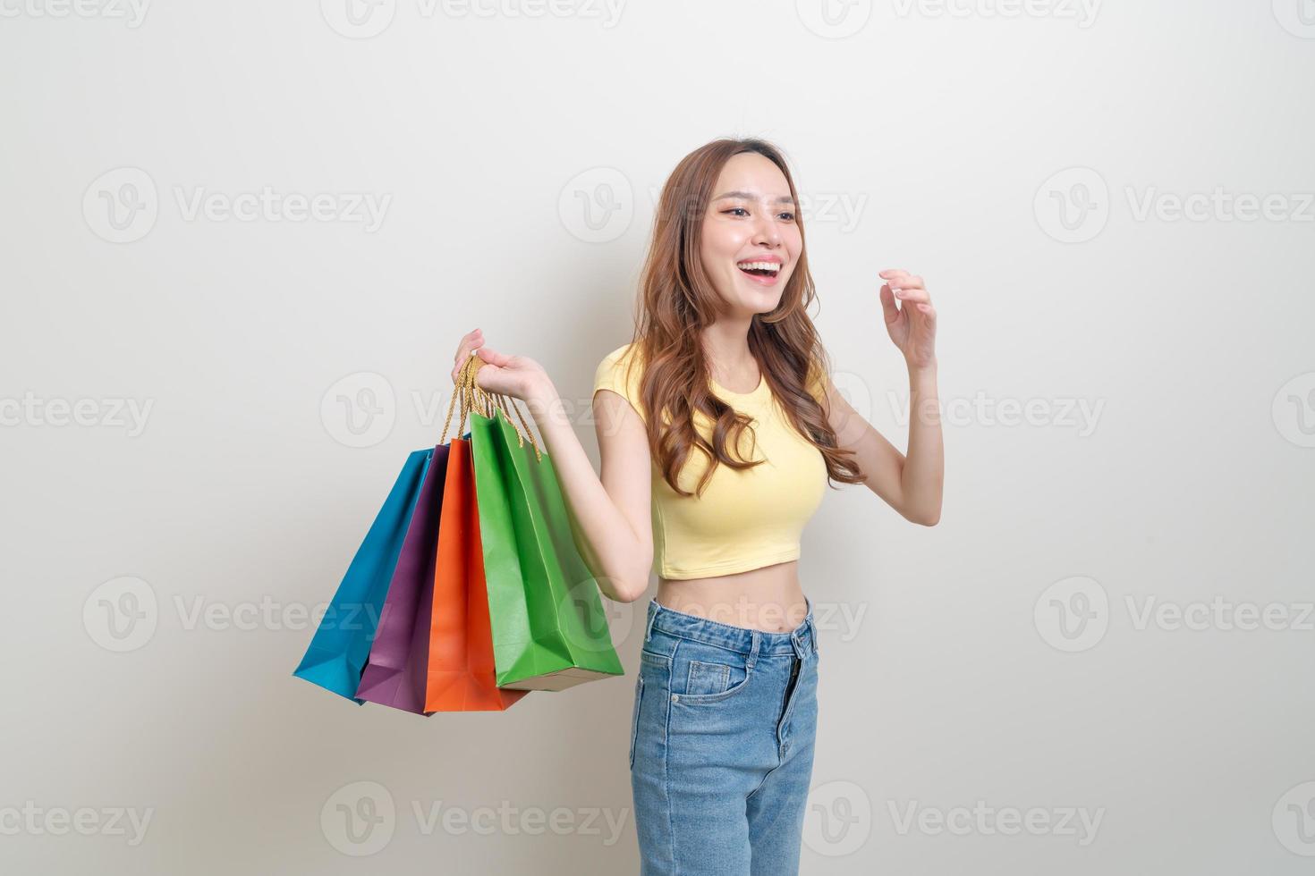 retrato de uma linda mulher asiática segurando uma sacola de compras foto