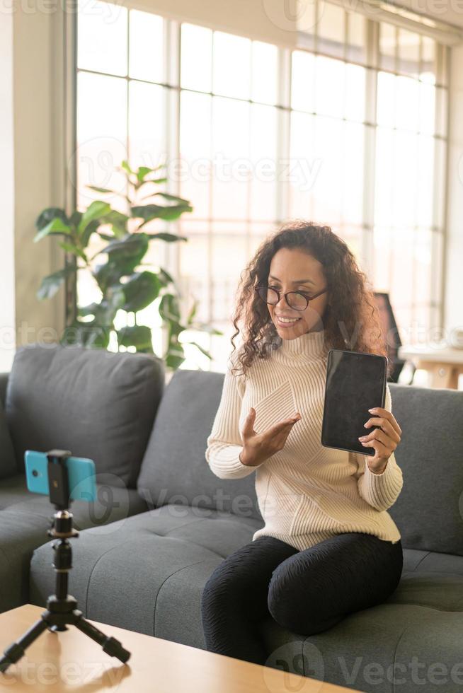 influenciadora mulher latina gravando vídeo e falando com a câmera para blog foto