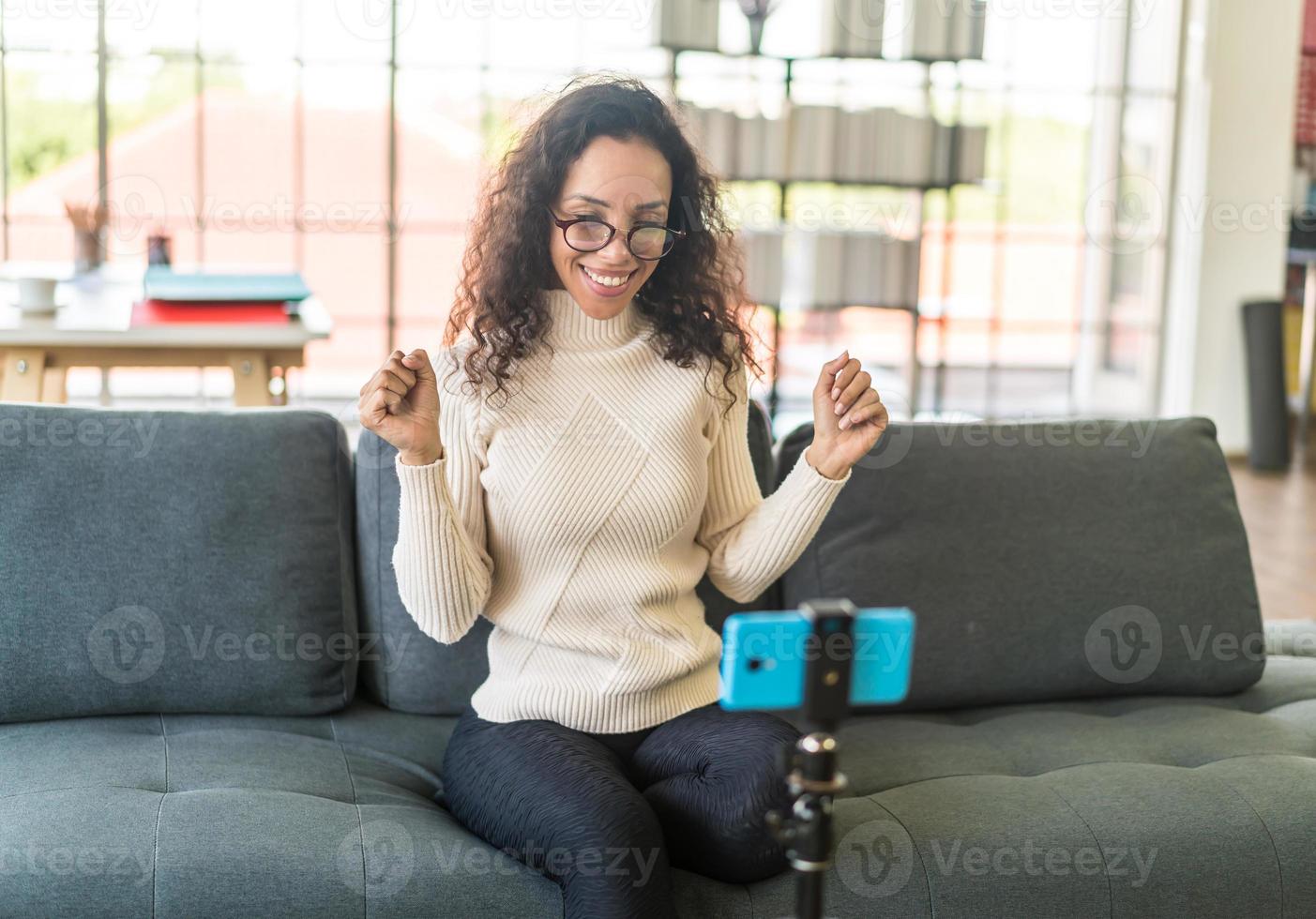 influenciadora mulher latina gravando vídeo e falando com a câmera para blog foto